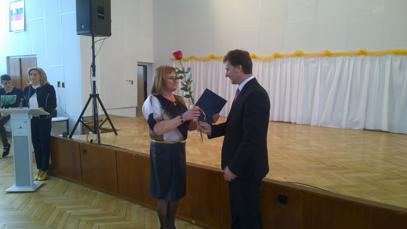 Fotogaléria Čestné uznanie riaditeľky Základnej školy Krnča Mgr. Nadežde Magáthovej (5) Čestné uznanie riaditeľky Základnej školy Krnča Mgr. Nadežde Magáthovej