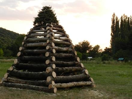 vatra.jpg vatra.jpg